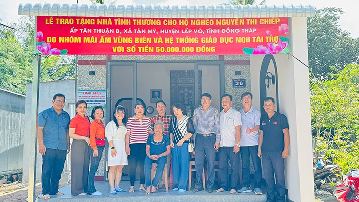 Hệ thống Giáo dục NQH trao tặng nhà tình thương